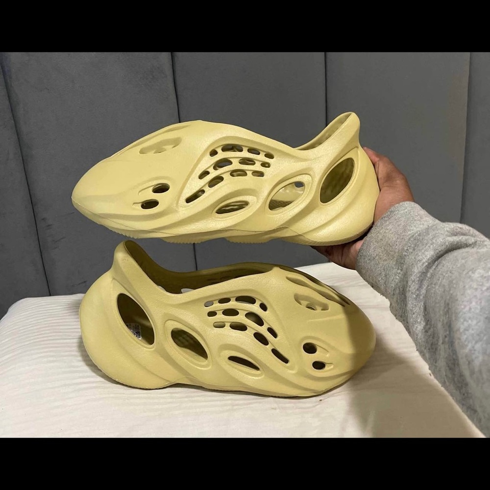 Yeezy Foam Runner “Sulfur”